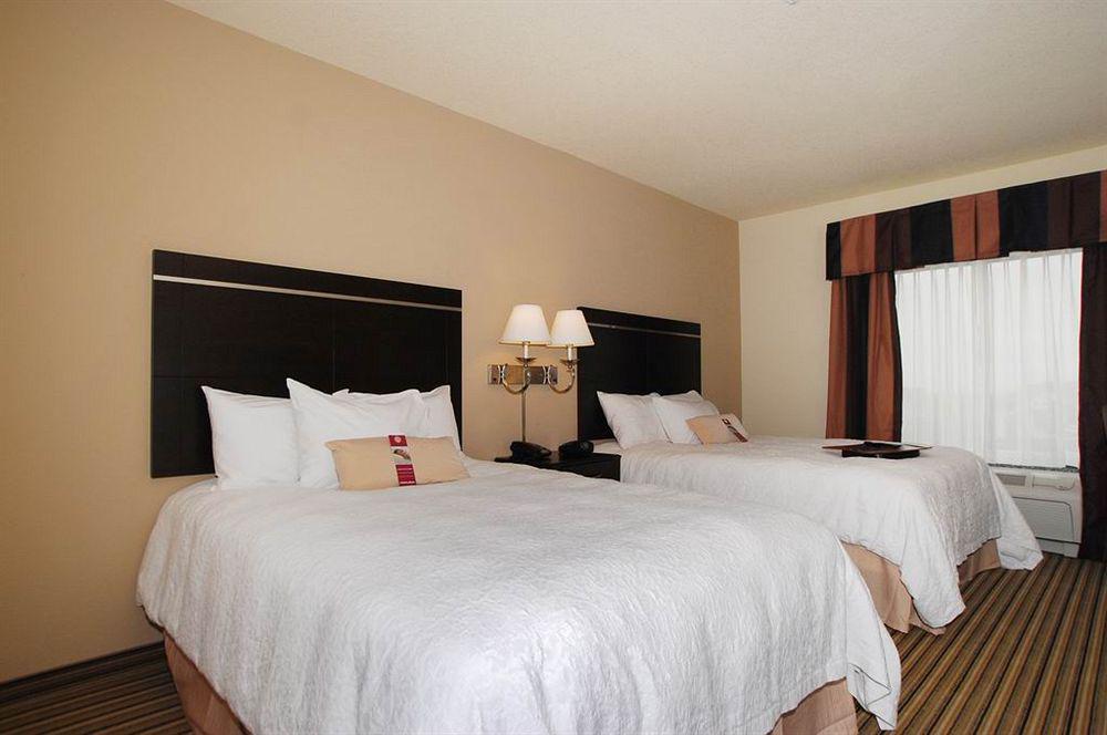 Hampton Inn & Suites Чилдрес Екстериор снимка