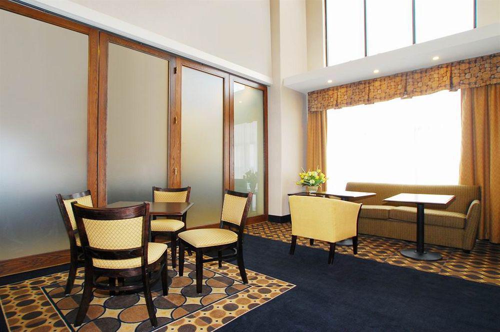 Hampton Inn & Suites Чилдрес Екстериор снимка