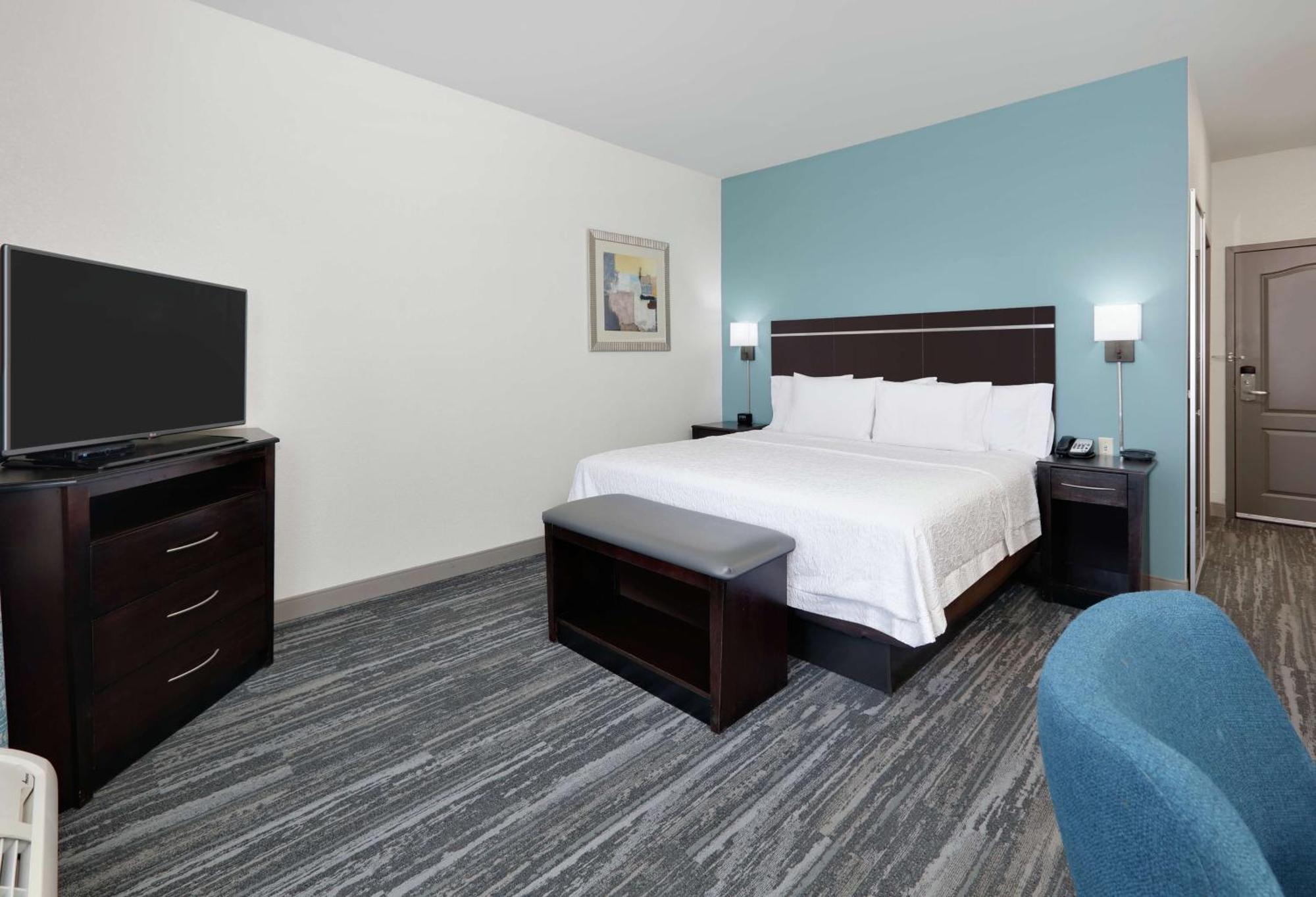 Hampton Inn & Suites Чилдрес Екстериор снимка