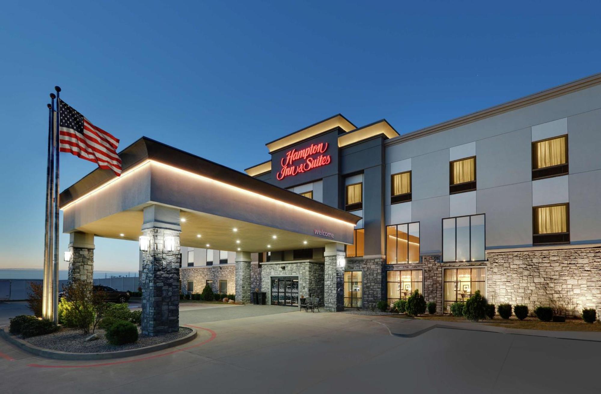 Hampton Inn & Suites Чилдрес Екстериор снимка