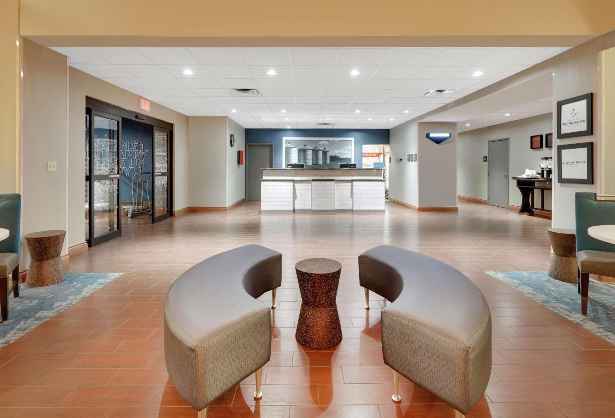 Hampton Inn & Suites Чилдрес Екстериор снимка