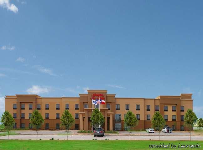Hampton Inn & Suites Чилдрес Екстериор снимка