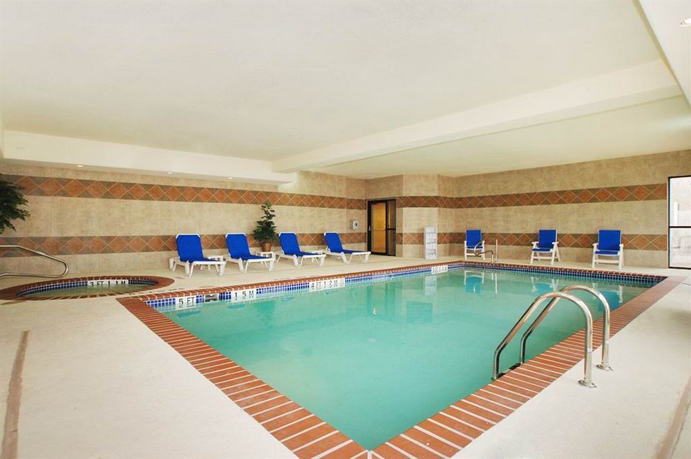 Hampton Inn & Suites Чилдрес Екстериор снимка