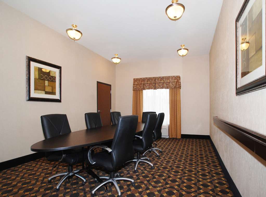 Hampton Inn & Suites Чилдрес Стая снимка