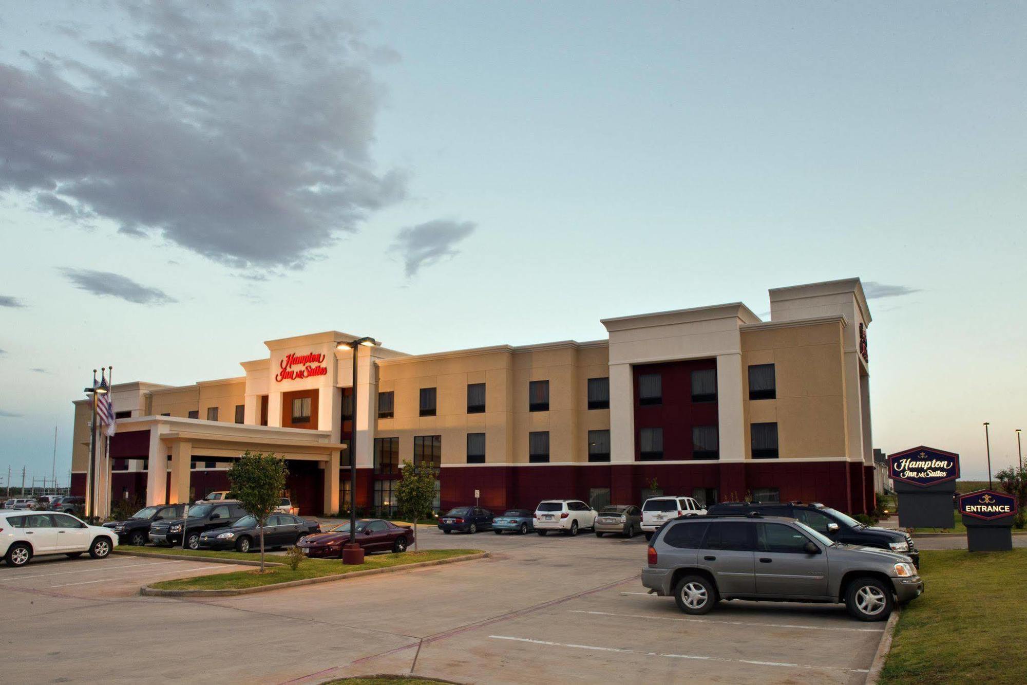 Hampton Inn & Suites Чилдрес Екстериор снимка