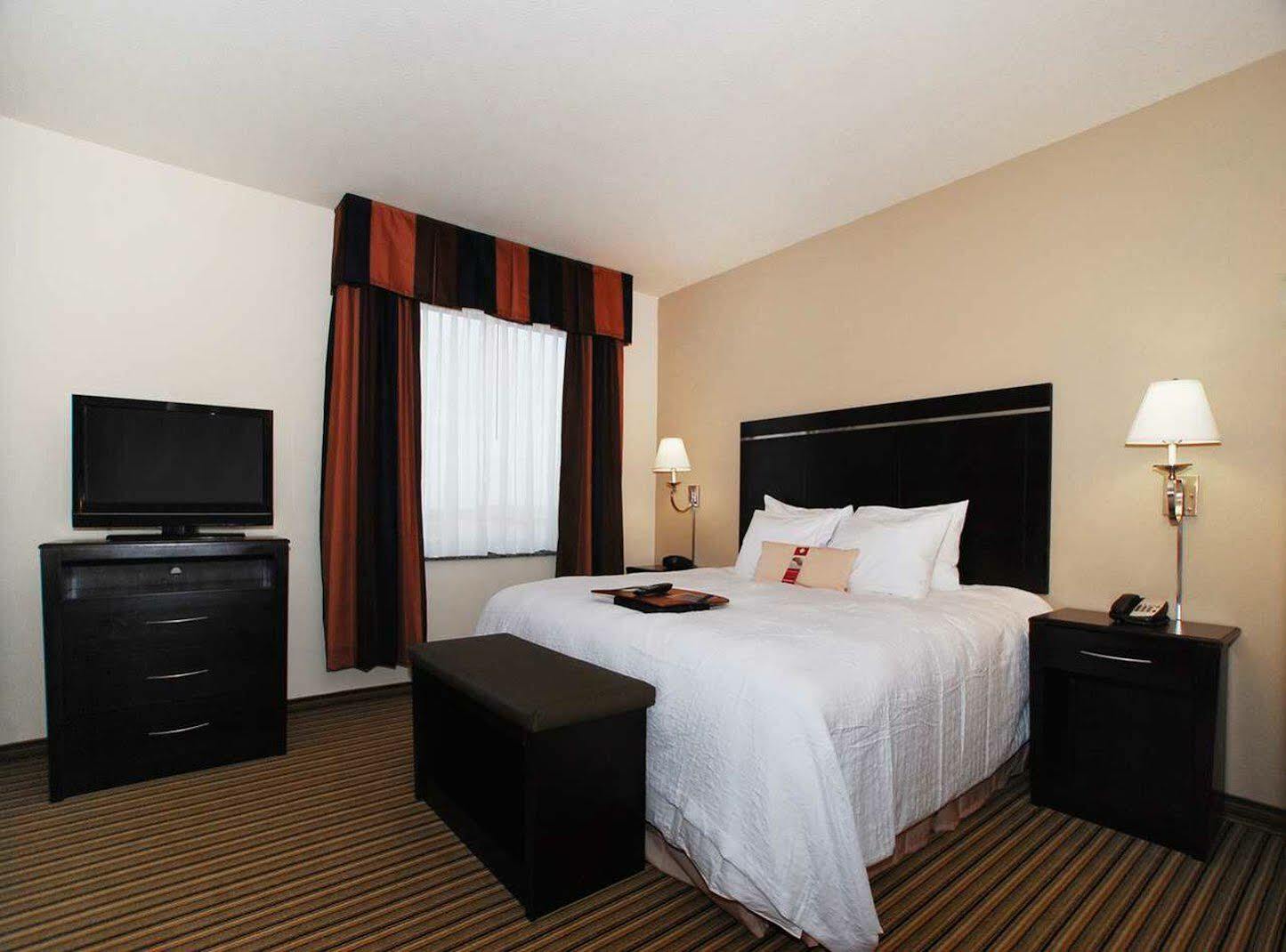 Hampton Inn & Suites Чилдрес Екстериор снимка