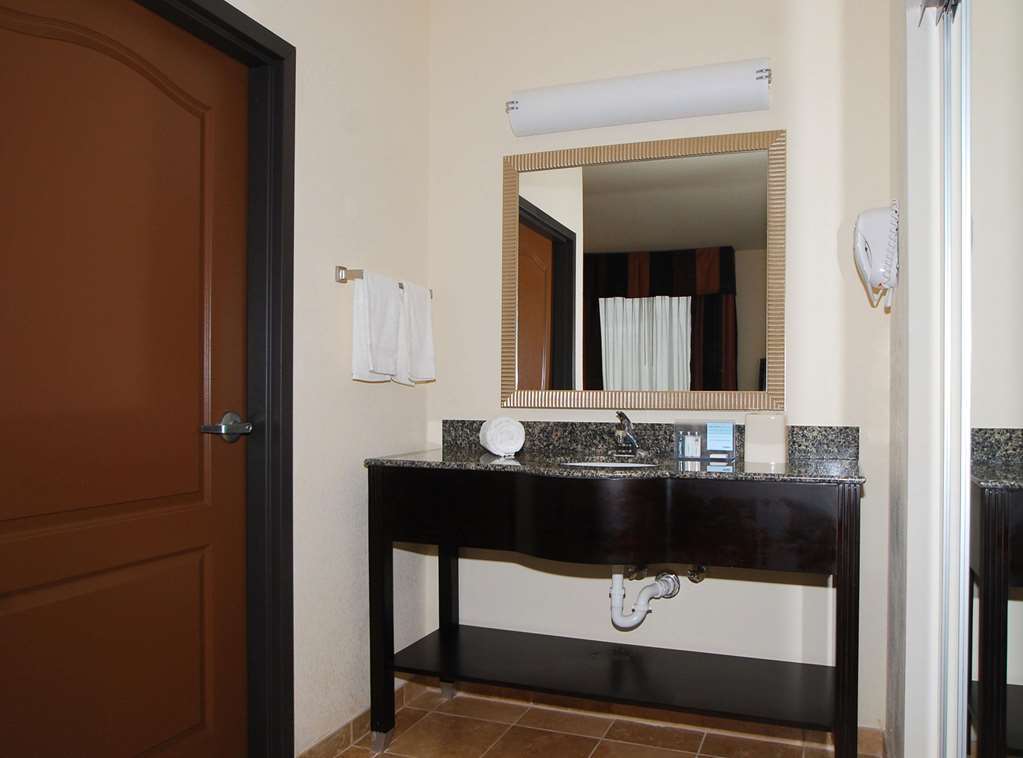 Hampton Inn & Suites Чилдрес Стая снимка